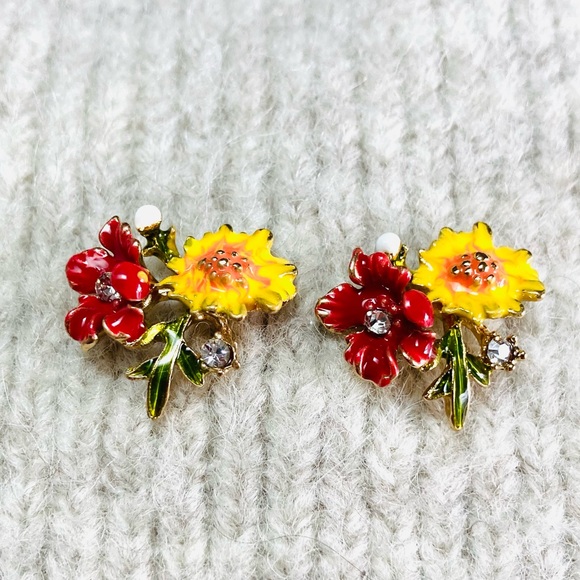 New red and yellow Rhinestone Decor Flower Design Stud Earrings - Picture 4 of 4